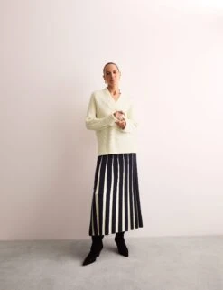 Jaeger Pure Merino Wool V-Neck Relaxed Jumper 18 Jaeger Pure Merino Wool V-Neck Relaxed Jumper -Cyberjammies Store Pure Merino Wool V Neck Relaxed Jumper 4