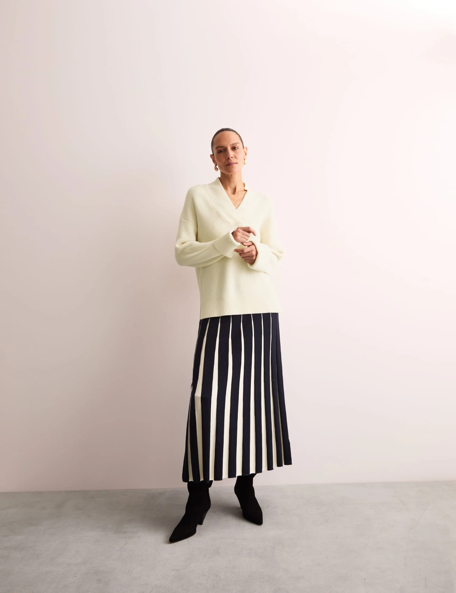 Jaeger Pure Merino Wool V-Neck Relaxed Jumper 5 Jaeger Pure Merino Wool V-Neck Relaxed Jumper - Image 5