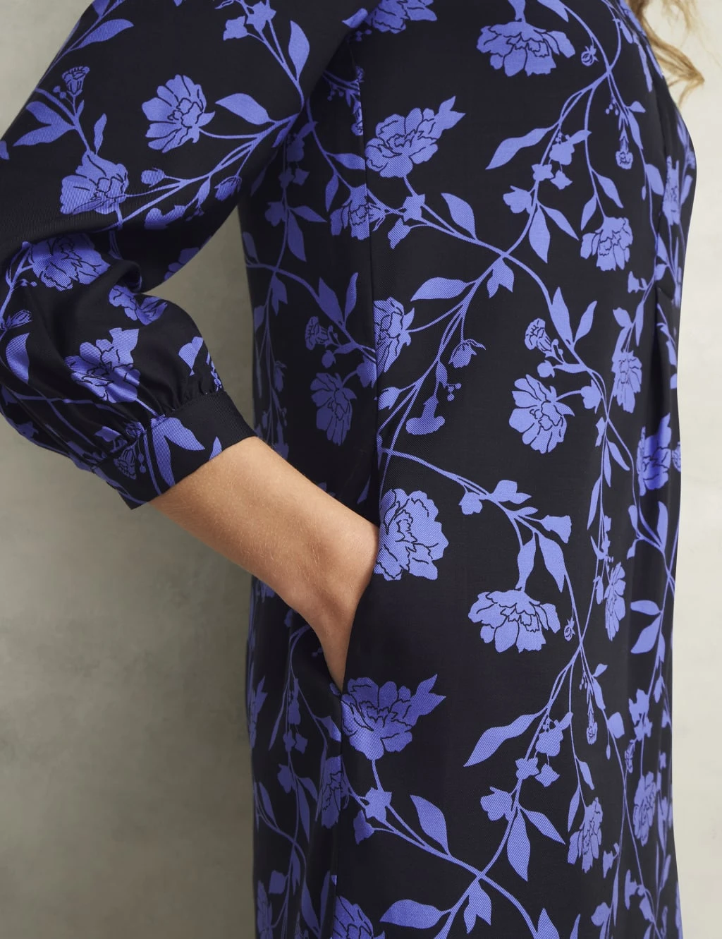 Floral V-Neck Knee Length Shift Dress 14 Floral V-Neck Knee Length Shift Dress - Image 14